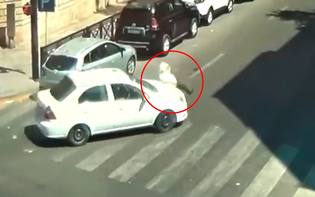 Bakıda taksi sürücüsü piyada keçidində yaşlı kişinin üstündən keçdi – VİDEO