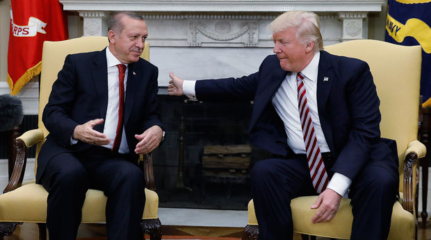 Turkey's President Recep Tayyip Erdogan (L) meets with U.S President Donald Trump in the Oval Office of the White House in Washington, U.S. May 16, 2017. REUTERS/Kevin Lamarque - HP1ED5G1BT0BQ