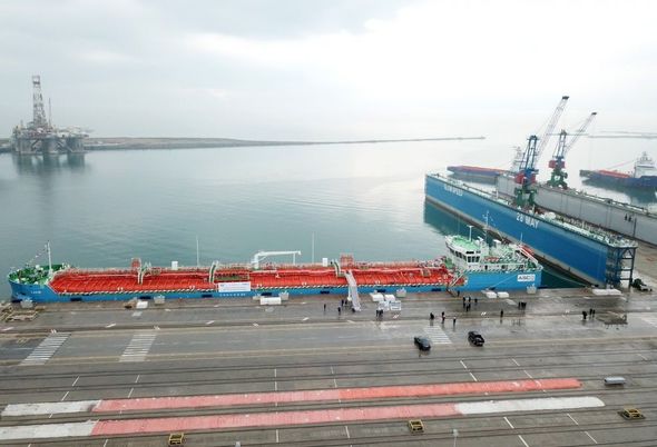 İlham Əliyev Bakı gəmiqayırma zavodunda inşa olunmuş ilk tankerin istismara verilməsi mərasimində - FOTO