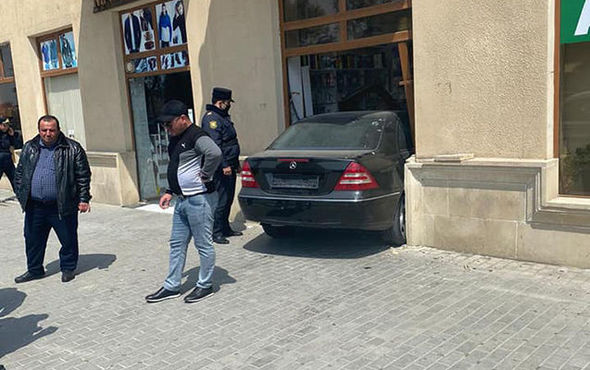 Bakıda xanım sürücünün idarə etdiyi maşın aptekə çırpıldı - FOTO, VİDEO