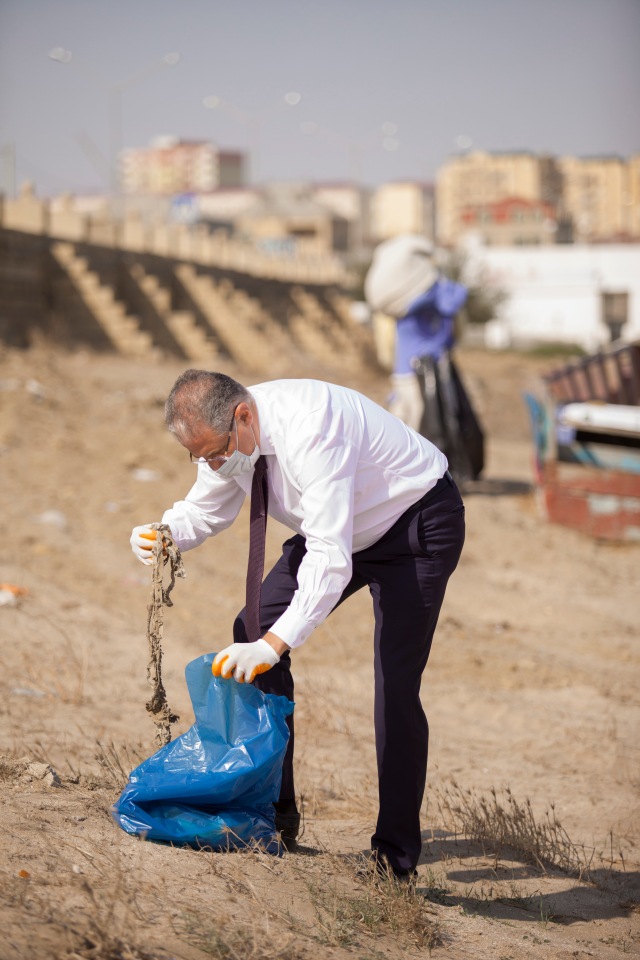 Nazir Sumqayıtda çimərlik təmizlədi- FOTO