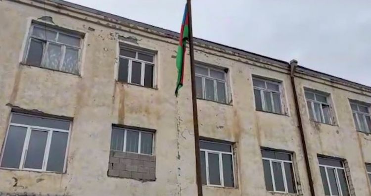 Ağdamın Gülablı kəndindəki keçmiş orta məktəbdə Azərbaycan bayrağı qaldırılıb